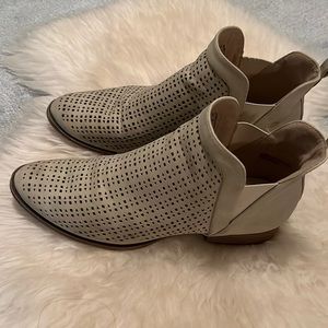 Restricted bootie size 9, cream color, good condition